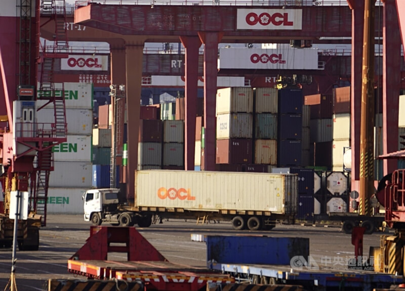 圖高雄港區進行貨櫃裝卸作業。（中央社檔案照片）