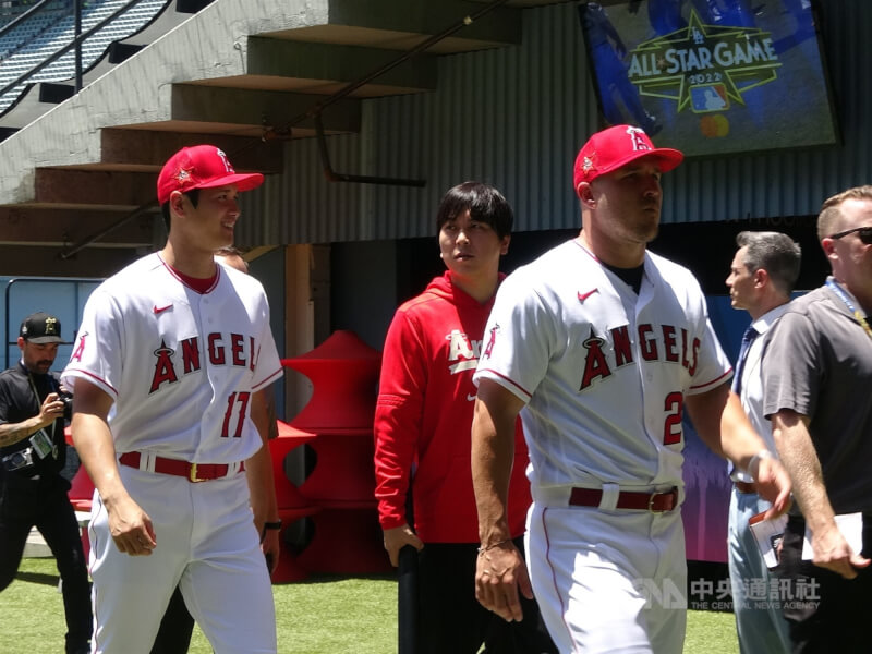 本屆世界棒球經典賽眾星雲集，洛杉磯天使隊外野手楚勞特（前右）、日本球星大谷翔平（前左）皆參賽。圖為兩人出席MLB明星賽。（中央社檔案照片）
