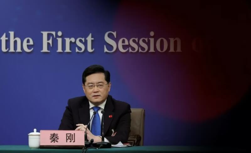 中國外長秦剛7日在兩會外長記者會上拿出「中華人民共和國憲法」談台灣議題。（路透社）