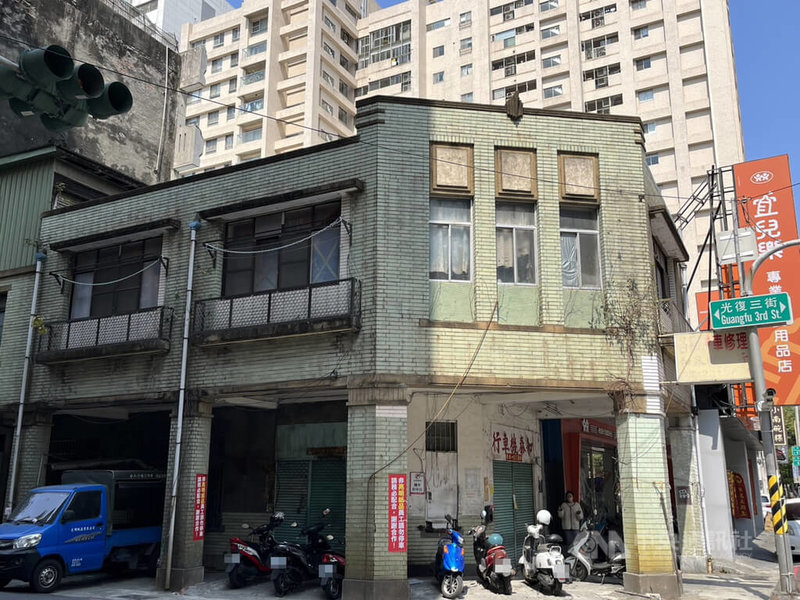 高雄文史工作者指出，228歷史地景之一的前金陳宅被高雄市政府認定沒有登錄為紀念建築的價值，建商已陸續收購土地；文化局表示，經會勘此建物是常見的日治晚期建築，且部分建物已遭拆除。中央社記者林巧璉攝  112年3月8日