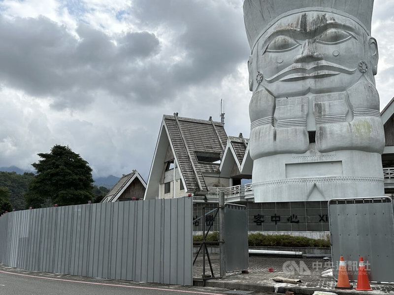 東部海岸國家風景區管理處8日表示，秀姑巒溪遊客中心建築體將拆除原址重建，主建物前佇立的頭目圖騰柱，也將一併拆除。中央社記者李先鳳攝  112年3月8日