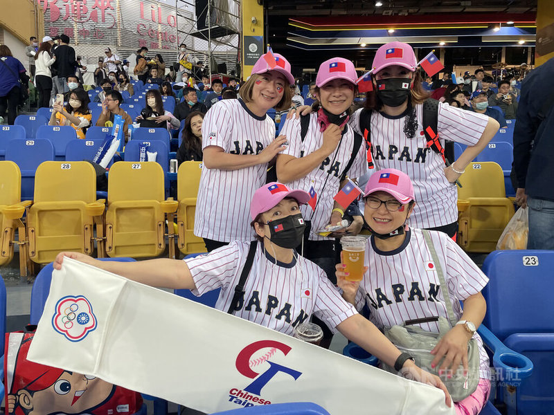 世界棒球經典賽預賽睽違10年重回台中舉行，台灣隊8日晚間首戰交手巴拿馬隊，日本球迷由美（前左）和朋友共5人特地帶著中華民國國旗進場，為台灣加油。中央社記者謝靜雯攝 112年3月8日