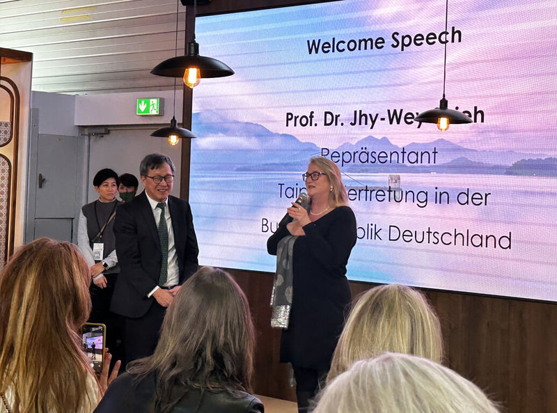 德國國會議員布德（右）7日在柏林旅展台灣館致詞，稱讚噶瑪蘭威士忌的美味。（駐德代表處提供）中央社記者林育立柏林傳真 112年3月8日