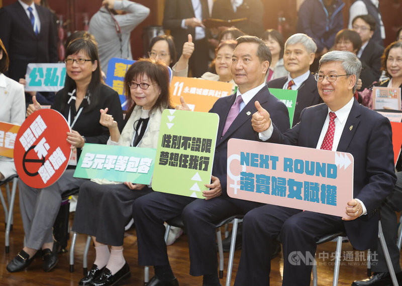 衛福部8日舉辦「2023 NEXT ROUND 我們的下一回合」慶祝國際婦女節系列活動起跑記者會，行政院長陳建仁（前右1）、行政院政務委員羅秉成（前右2）等人出席並合影。中央社記者謝佳璋攝  112年3月8日