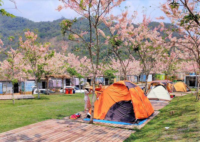 露營活動受到不少民眾喜愛，但高雄市目前僅有10家露營場土地合法使用。觀光局8日表示，正積極辦理露營場合法化，已有9家業者提出土地容許使用申請。（高雄市觀光局提供）中央社記者蔡孟妤傳真  112年3月8日