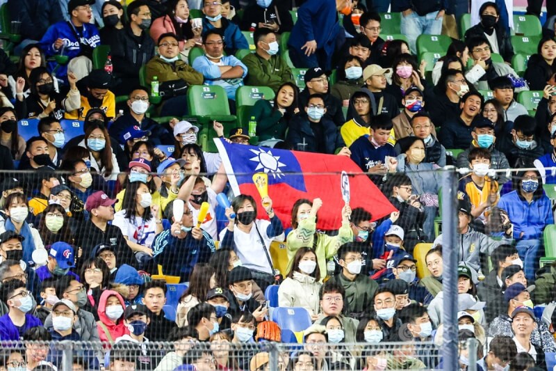 教育部長潘文忠8日重申，世界棒球經典賽循奧會模式，但主場在台灣，也絕對支持國人帶國旗為台灣隊加油。圖為5日經典賽預賽A組官辦熱身賽，有球迷自備中華民國國旗進場應援。中央社記者王騰毅攝　112年3月5日