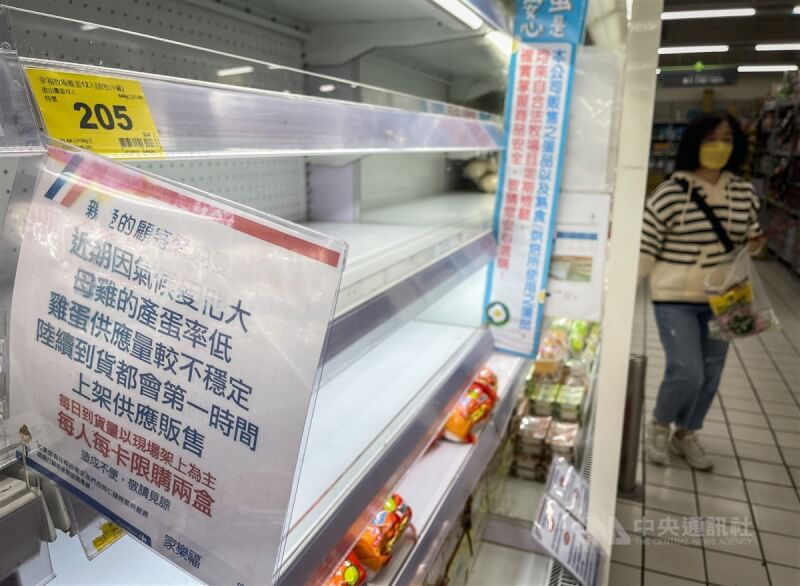圖為民眾午後在台北一家超市賣場購物，貨架上雞蛋銷售一空。中央社記者裴禛攝 112年3月7日