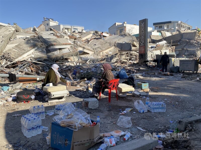 圖為2月10日土耳其阿德亞曼省倒塌建築及災民。（中央社檔案照片）