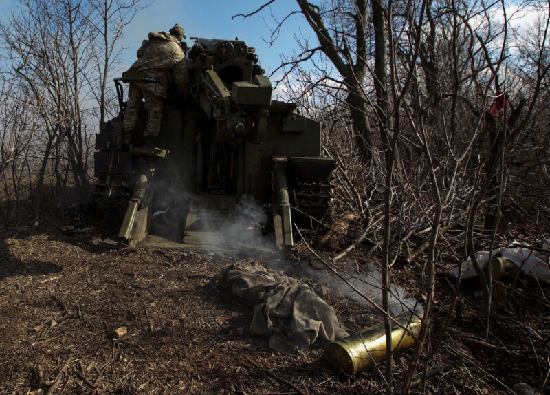 圖為烏克蘭軍人在巴赫姆特前線發射榴彈砲。（路透社）