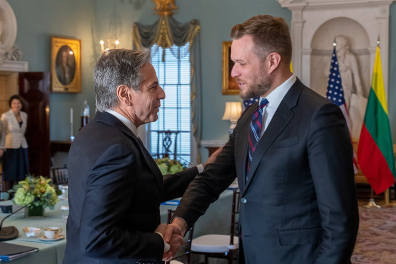 美國國務卿布林肯（左）6日在國務院接待立陶宛外長藍斯柏吉斯（右）。（圖取自twitter.com/SecBlinken）