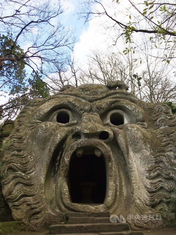 怪獸公園最著名的雕像死神奧庫斯（Orcus），走進魔鬼的大嘴，會見到桌子和2張石凳椅。中央社記者陳攸瑋羅馬攝 112年3月8日