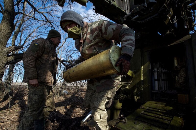 圖為5日烏克蘭軍人抗砲彈向俄羅斯軍隊開火。（路透社）