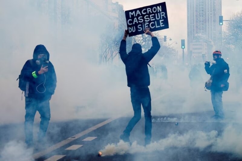 法國民眾7日走上街頭抗議退休金改革。（路透社）