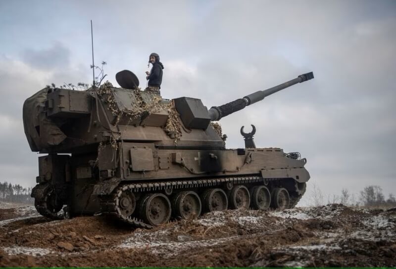 圖為烏克蘭軍人1月17日在頓內茨克地區操作波蘭蟹式自走砲。（路透社）