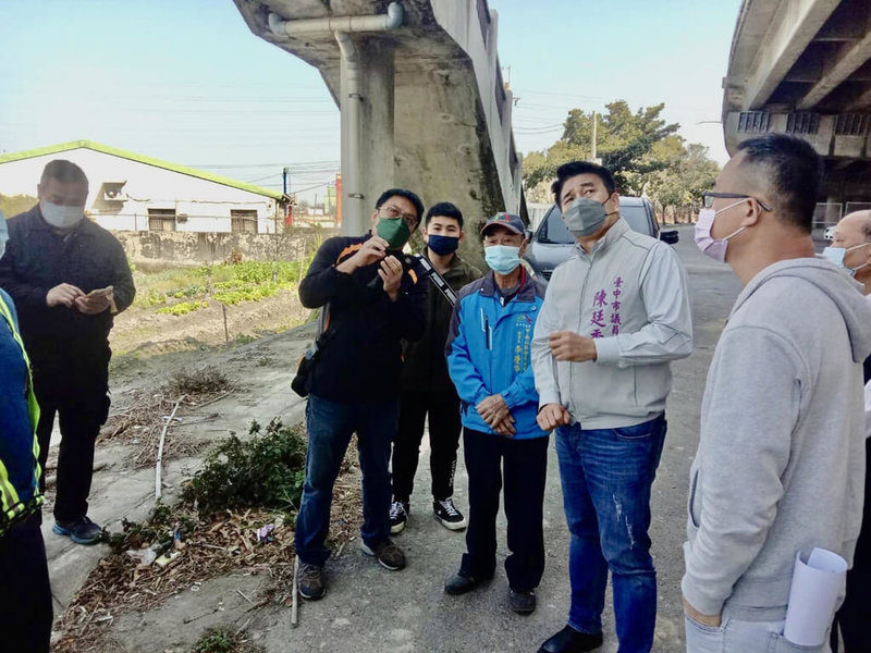 台中市清水區臨海路甲南人行天橋年久失修，無黨籍台中市議員陳廷秀（右2）9日邀集台中市建設局、公路總局、鐵路局、當地里長及社區發展協會理事長等會勘，評估橋梁拆除與續存的需求。（陳廷秀服務處提供） 中央社記者趙麗妍傳真  112年3月9日