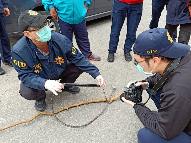 花蓮縣秀林鄉水源村一處廢棄遊樂園最近發生多起「山豬吊」陷阱誤傷犬隻案件，因位置鄰近村落，引起民眾擔憂，吉安警分局獲報後將拆解下的陷阱帶回調查，追查來源。（楊華美提供）中央社記者張祈傳真  112年3月9日