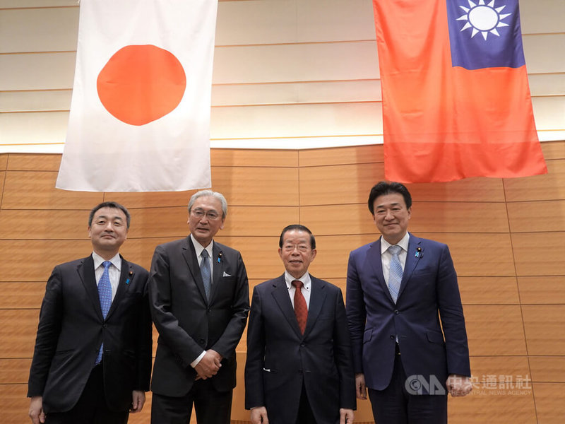 日本國會超黨派聯盟「日華議員懇談會」9日召開大會，會長古屋圭司（左2）表示，計畫今夏在台北舉行第3屆台美日戰略對話，是首度採實體會議方式。中央社記者楊明珠東京攝 112年3月9日