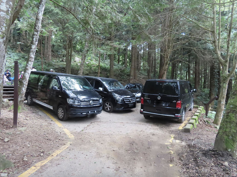 新竹林管處9日指出，為解決加里山大坪登山口前迴轉空間常遭車輛占用問題，15日將施作禁止停車黃色網格線劃設工程，盼完工後開車山友都能遵行，讓登山口車行動線更順暢。（新竹林區管理處提供）中央社記者管瑞平傳真  112年3月9日