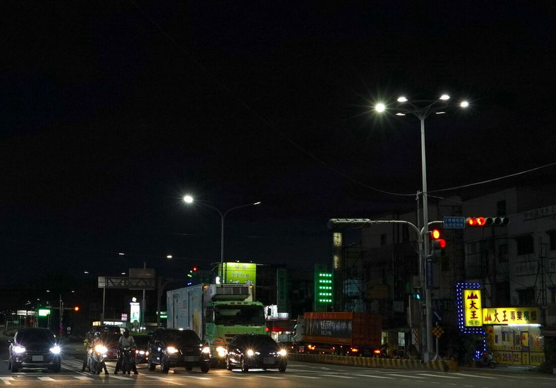 台南市政府工務局9日表示，台南總數逾22萬盞LED路燈，預定6月底完成換裝，每年可節省60%用電量及減少5萬公噸碳排放量。（台南市政府提供）中央社記者張榮祥台南傳真  112年3月9日