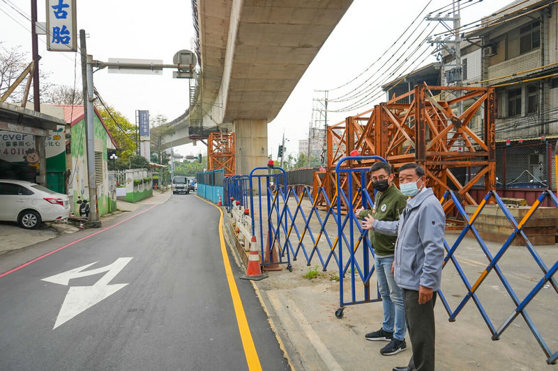 民進黨新北市議員卓冠廷（右2）9日前往會勘捷運三鶯線工程鶯桃路沿線交通情形，由於當地重要幹道鶯桃路遭施工圍籬占道，車禍頻傳，會勘後除達成提早拆除圍籬共識，也將分3階段改善當地交通。（卓冠廷提供）中央社記者高華謙傳真  112年3月9日