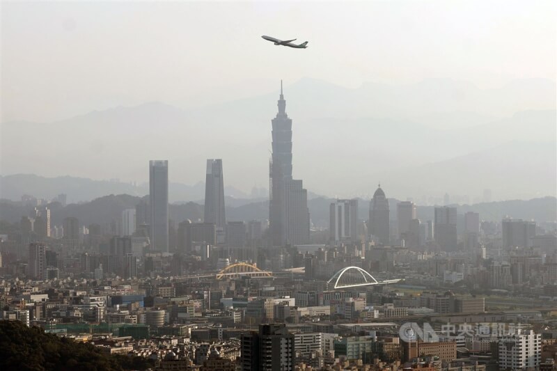 中國開放台灣團客，交通部19日表示，目前旅行業者組團前往對岸的「禁團令」還不會解除。圖為一架班機飛過台北市區上空。（中央社檔案照片）