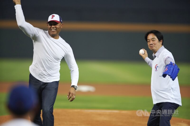 世界棒球經典賽A組預賽8日在台中洲際棒球場正式開打，副總統賴清德（右）與美國職棒傳奇球星李維拉（左）一同為比賽開球。中央社記者徐肇昌攝 112年3月8日