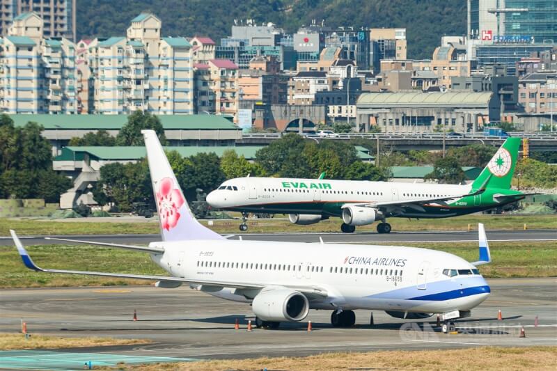 陸委會宣布10日起恢復兩岸空運客運10個定期航班航點。圖為台北松山機場內的長榮與華航班機。中央社記者王騰毅攝 112年3月9日