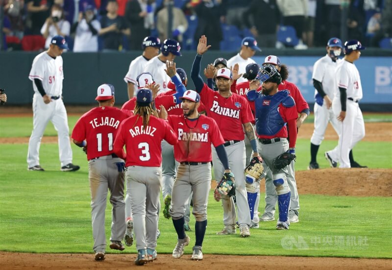 世界棒球經典賽巴拿馬（紅衣）8日預賽首戰以12比5擊敗台灣（白衣），拿下隊史首勝。中央社 112年3月9日