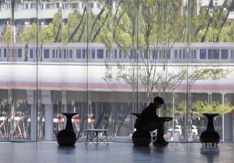 中央流行疫情指揮中心宣布，自3月20日起取消輕症隔離。圖為民眾配戴口罩在台北表演藝術中心休憩。中央社記者王飛華攝 112年3月9日