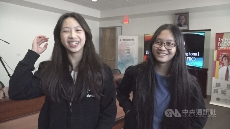 台灣中學生林柏均（左）和馬樂（右）是FRC機器人競賽新秀隊伍「石虎隊」的女成員，負責宣傳任務，她們表示測試機器人失敗很多次，但團隊合作完成任務十分有意義。中央社記者張欣瑜舊金山攝  112年3月9日