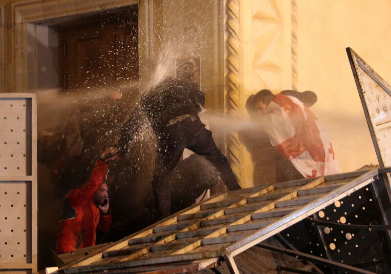 喬治亞國會一讀通過帶有濃濃俄國色彩的「外國代理人」法案後，掀起一波示威潮。圖為8日警察使用水砲驅離示威者。（路透社）