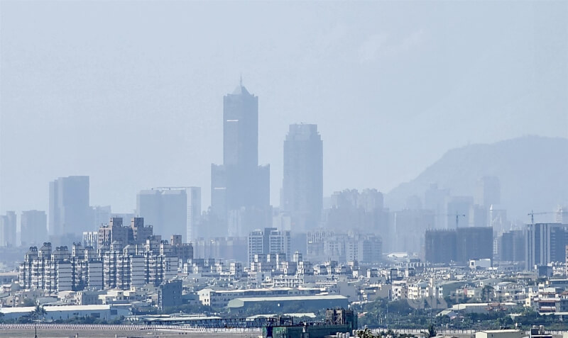 圖為3日高雄地區空氣品質不良，望向85大樓一片灰濛濛。（中央社檔案照片）