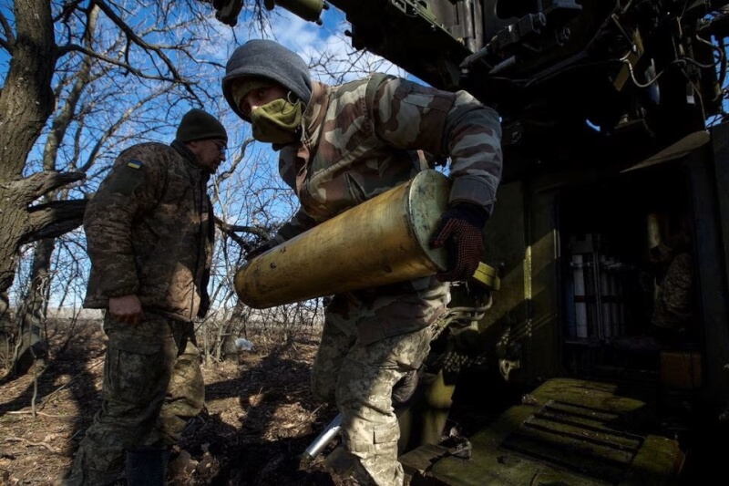 烏克蘭軍人5日帶著砲彈前往巴赫姆特地區向俄羅斯軍隊開火。（路透社）