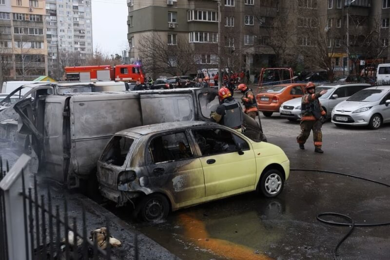 俄羅斯9日對烏克蘭發動大規模空襲，消防人員在基輔滅火。（路透社）