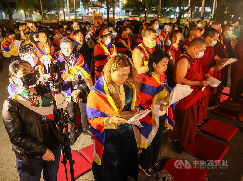 多個在台藏人團體10日晚間在台北舉行西藏抗暴日64週年燭光祈願晚會，與會民眾身披雪山獅子旗一同合唱西藏國歌，表達聲援。中央社記者鄭清元攝  112年3月10日