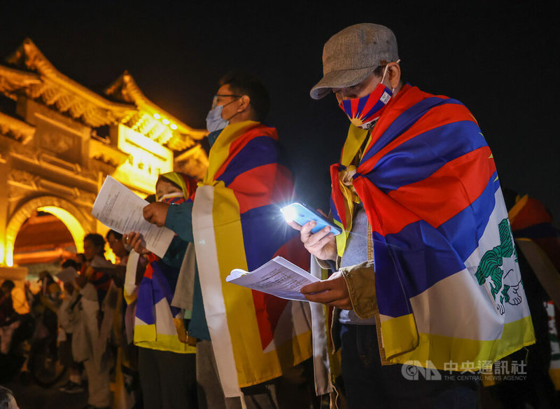 多個藏人在台團體10日晚間在台北自由廣場舉行西藏抗暴日64週年燭光祈願晚會，與會民眾披上雪山獅子旗，一同詠唱西藏真心祈願頌。中央社記者鄭清元攝  112年3月10日