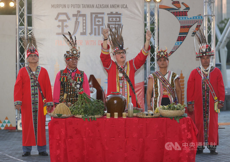 112年全國原住民族運動會聖火母火大會師祈福儀式10日晚間在台北田徑場毛公鼎駐火台前廣場舉行，由耆老們帶領進行祈福儀式。中央社記者謝佳璋攝  112年3月10日