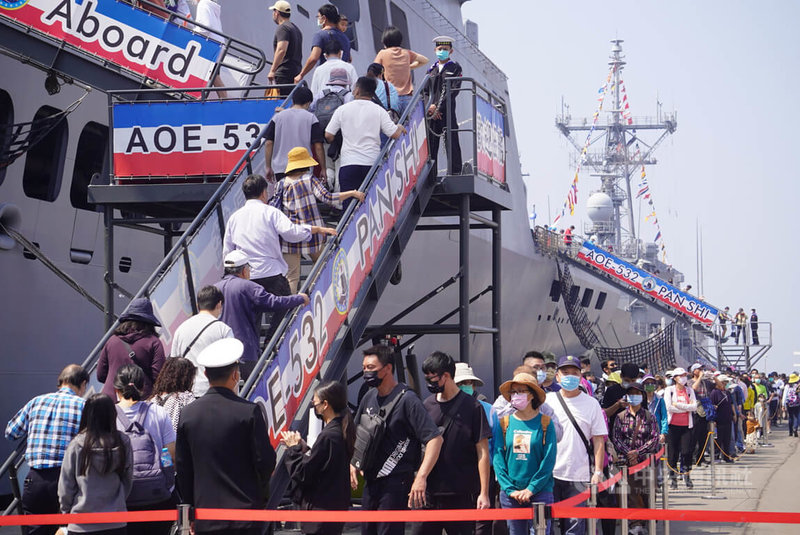 海軍敦睦遠航支隊即日起至27日執行國內環島航訓任務，海軍艦艇將依序靠泊高雄、安平、馬公、台中、基隆、蘇澳及花蓮等7大港口，10日上午在高雄港舉行首場，盼能讓民眾更親近海軍、支持國防。中央社記者董俊志攝  112年3月10日