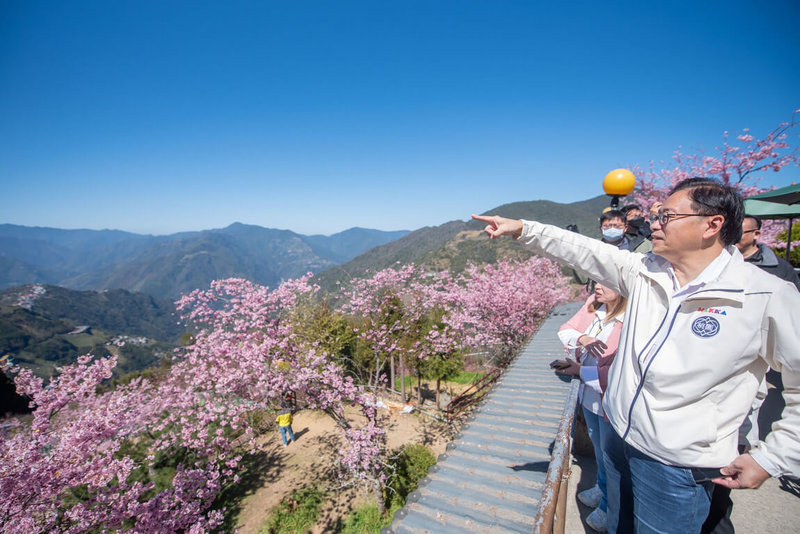 桃園市長張善政（前右）10日至復興區聽取櫻花季活動辦理成果簡報，並討論復興區相關改善需求。（桃園市政府提供）  中央社記者葉臻傳真  112年3月10日