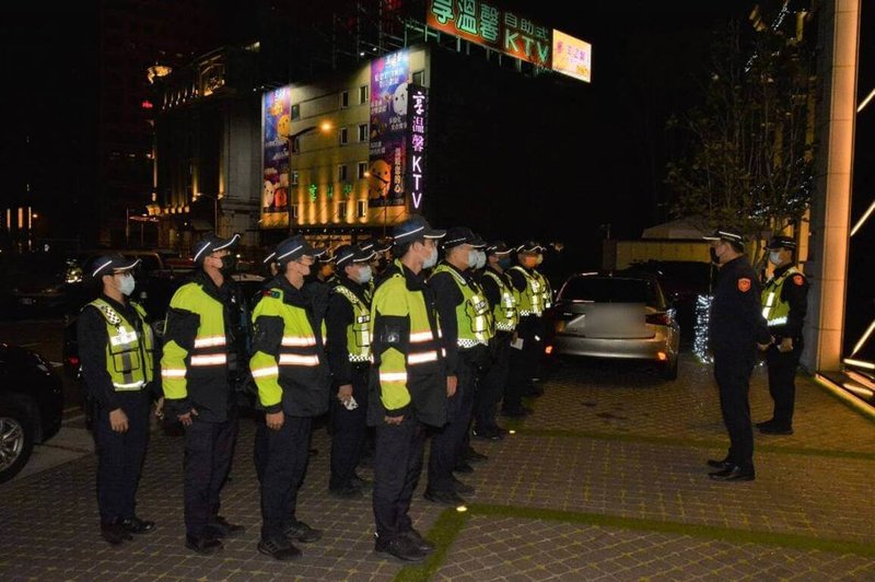 近日黑道幫派高調舉辦春酒餐會引發社會議論，台中市警方9日深夜出動警力前往易滋事場所執行擴大臨檢及重要路段路檢，宣示將全天候掃蕩黑幫勢力。（民眾提供）中央社記者郝雪卿傳真  112年3月10日