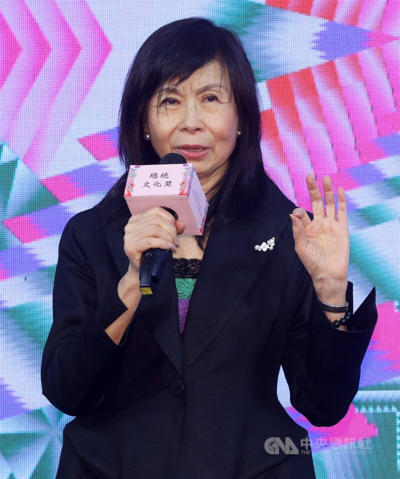 第12屆總統文化獎徵選起跑記者會9日在總統府敞廳舉行，文化耕耘獎召集人平路致詞表示，總統文化獎不但是對得獎者、文化人的鼓勵，更事關台灣人怎麼看自己，以及對未來前瞻及整體格局的態度。中央社記者鄭傑文攝 112年3月9日