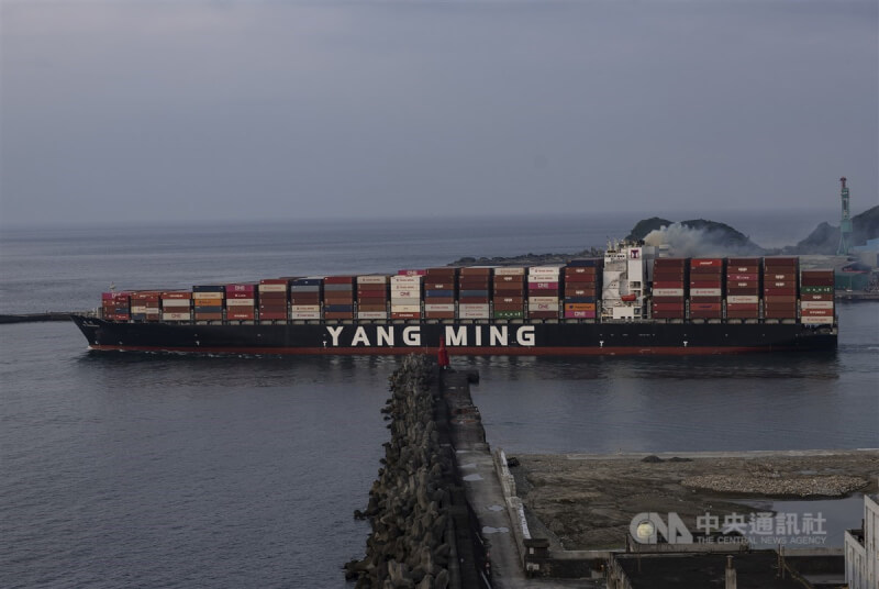 圖為基隆港區載滿貨櫃的陽明海運出港情形。（中央社檔案照片）