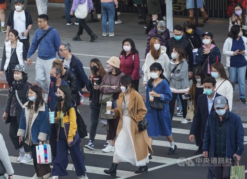圖為6日台北市中山區商圈人潮，民眾外出大多仍習慣戴上口罩。（中央社檔案照片）