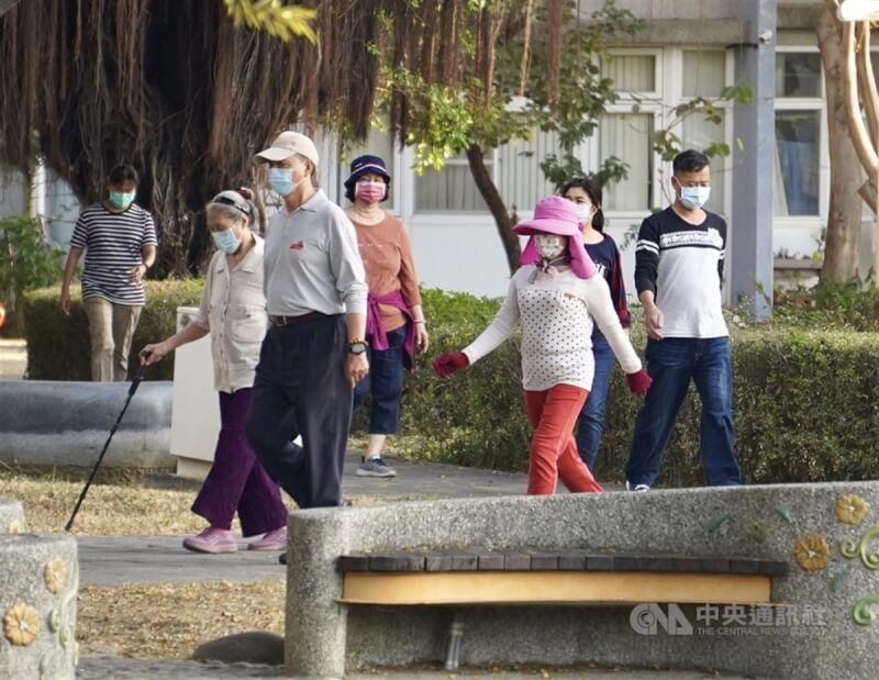 圖為民眾到高雄市鳳山區一處公園健走、運動。（中央社檔案照片）