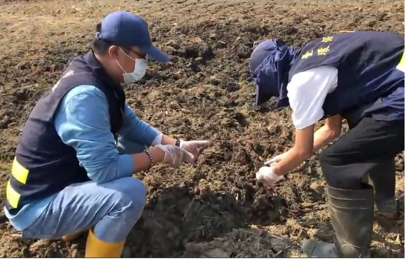 台南市大新營區連日來夜間空氣散發臭味帶酸，市府環保局獲報後，8日晚間出動查緝，朝上風處追查，發現異味來自新營區雞場及後壁區農田施肥，將依法告發開罰。（台南市政府提供）中央社記者張榮祥台南傳真  112年3月10日