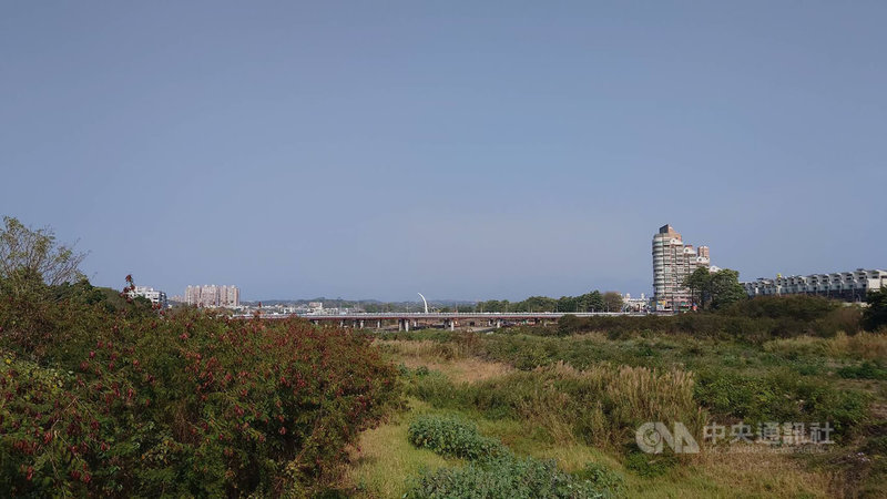 彰化及雲嘉南地區10日空氣品質指標（AQI）為「紅色警示」，因空污嚴重，從阿里山腳下的嘉義市往東看已無法看見阿里山山脈，只呈現一片藍灰色。中央社記者蔡智明攝 112年3月10日