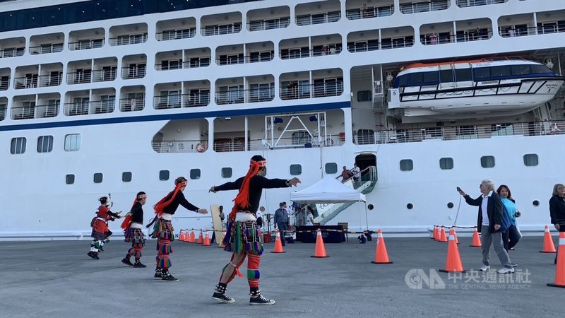 國際郵輪禁令解除，花蓮港10日上午迎來首次停靠的國際郵輪諾蒂卡號，花蓮港公司安排原住民舞蹈表演迎賓，吸引遊客拍照互動。中央社記者張祈攝  112年3月10日