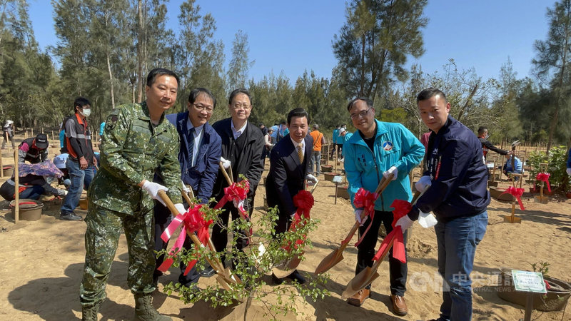 金門112年度植樹節活動10日在西埔村周邊造林地舉行，縣長陳福海（右3）等人執鏟種下在地原生種樹苗，盼這些「綠色風獅爺」成長茁壯後，守護金門。中央社記者黃慧敏攝  112年3月10日