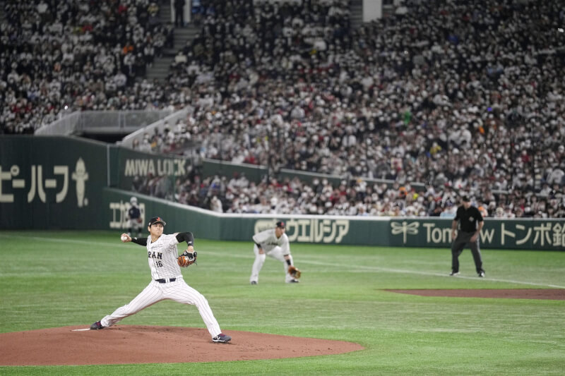 大谷翔平（前）9日在世界棒球經典賽首戰率日本8比1擊敗中國隊。（共同社）