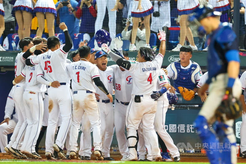 世界棒球經典賽預賽A組，10日晚間由台灣隊迎戰義大利隊，台灣陣中吉力吉撈．鞏冠（背號4）在比賽8局轟出3分砲，助隊終場以11比7拿下本屆經典賽重要勝利。中央社記者王騰毅攝 112年3月10日